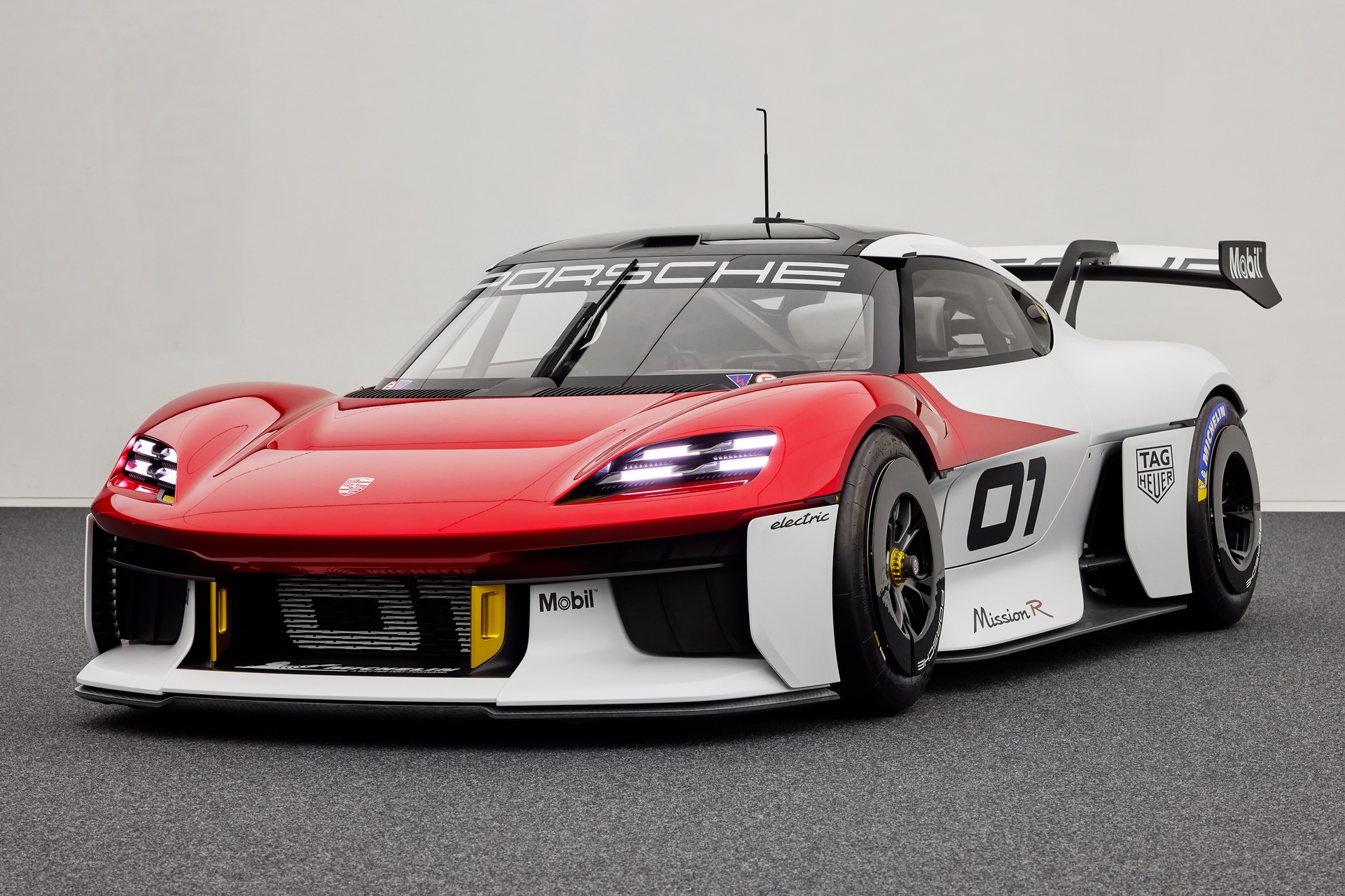 Porsche s 1.088 ‘konjskim’ električnim dirkalnikom predstavil vpogled v prihodnost znamke